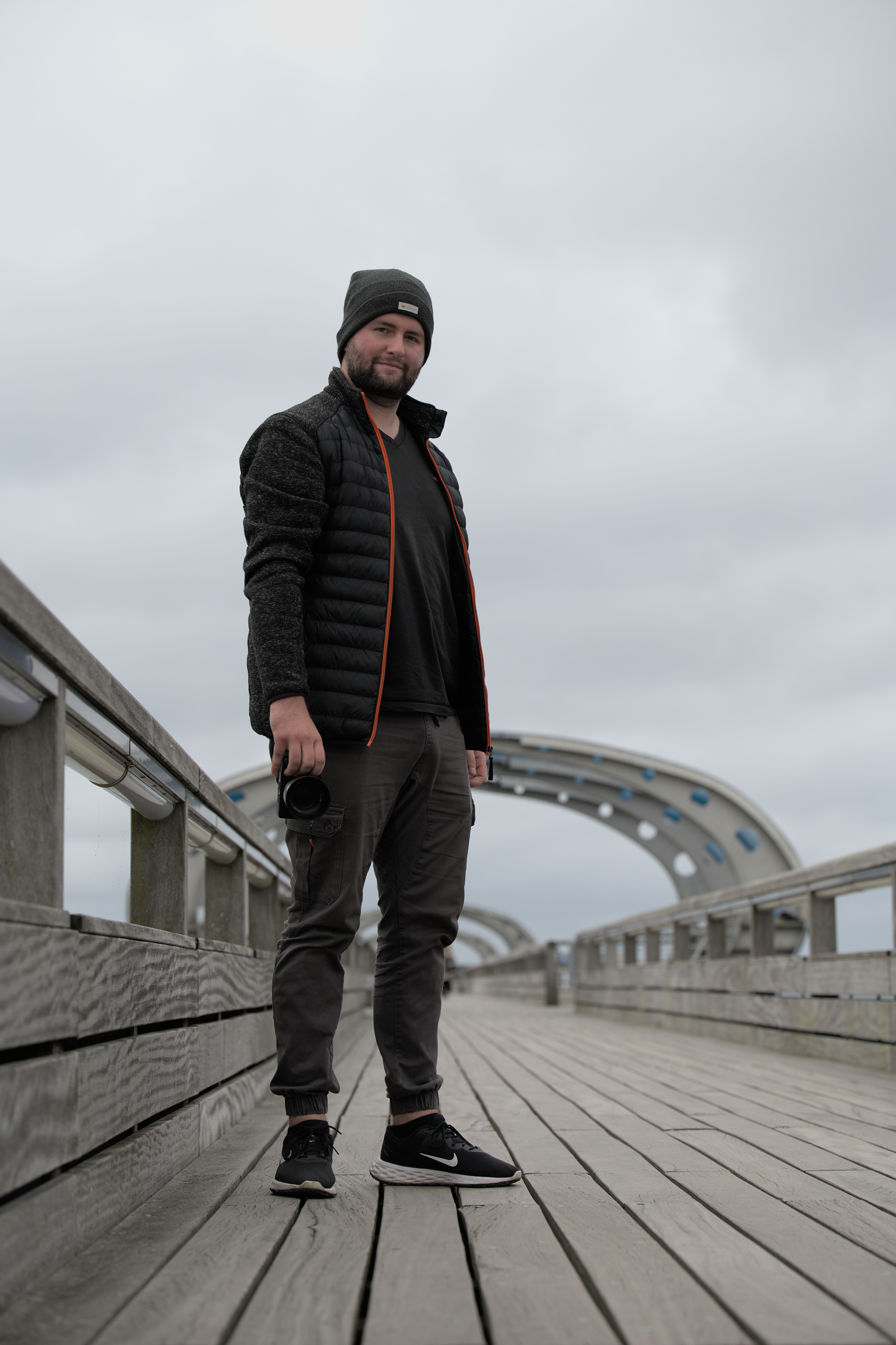 Dominik Prangenberg mit Kamera auf der Seebrücke